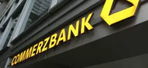 Până şi băncile se gândesc să ţină banii la saltea