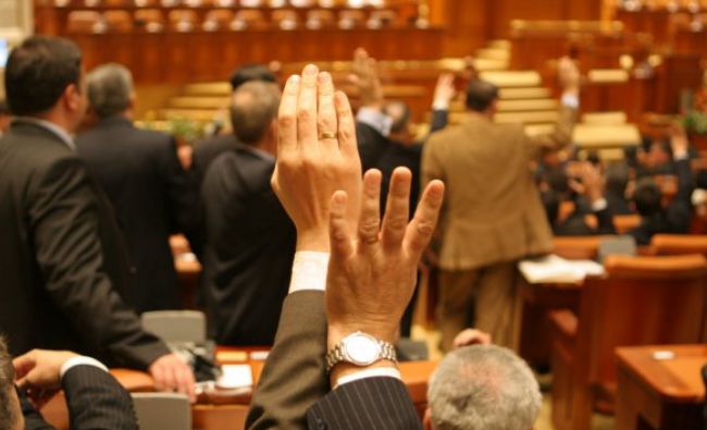 Parlamentarii și-au dat liber la angajat rude
