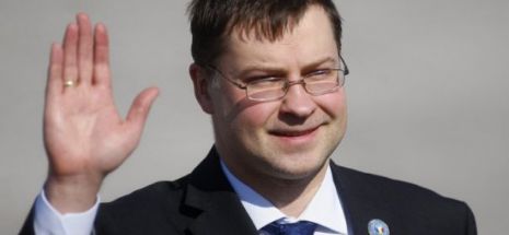 Valdis Dombrovskis (comisar european): UE nu va izola statele din afara zonei euro