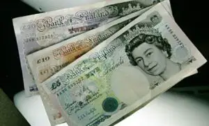 Lira sterlină se prăbuşeşte din nou, pierzând teren după recuperarea din ultima parte a sesiunii de tranzacţionare de vineri