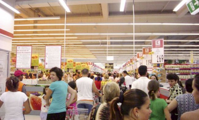 Primele efecte ale legii hipermarketurilor: Produsele românești se răresc pe rafturi