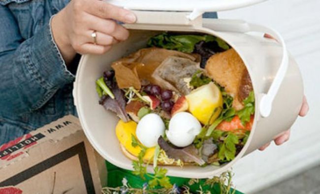 Americanii aruncă la gunoi aproape tot atâtea alimente cât consumă