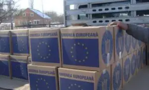 Începe procesul de transmitere a cutiilor cu ajutoare alimentare către primării
