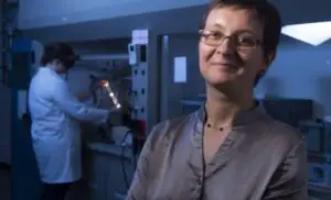 Românca Emilia Moroşan a produs cel mai dur metal din lume