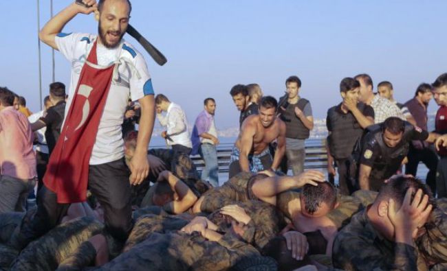Turcia: Imaginea a zeci de soldaţi ţinuţi dezbrăcaţi şi legaţi provoacă îngrijorare
