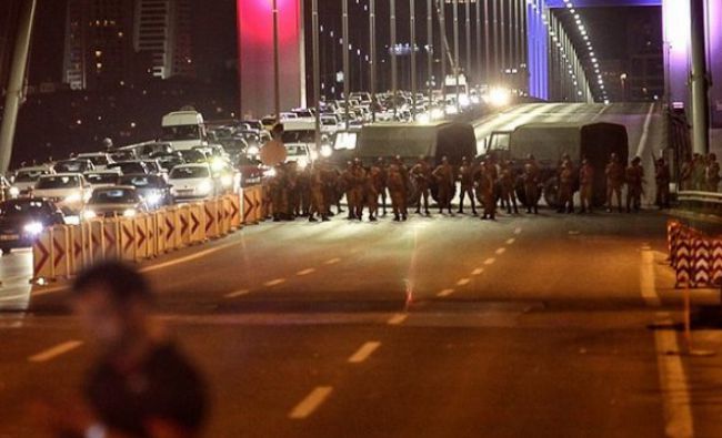 LOVITURĂ DE STAT ÎN TURCIA – Armata anunţă că a preluat puterea. Explozii şi focuri de armă la Ankara şi Istanbul! A fost decretată Legea Marţială VIDEO