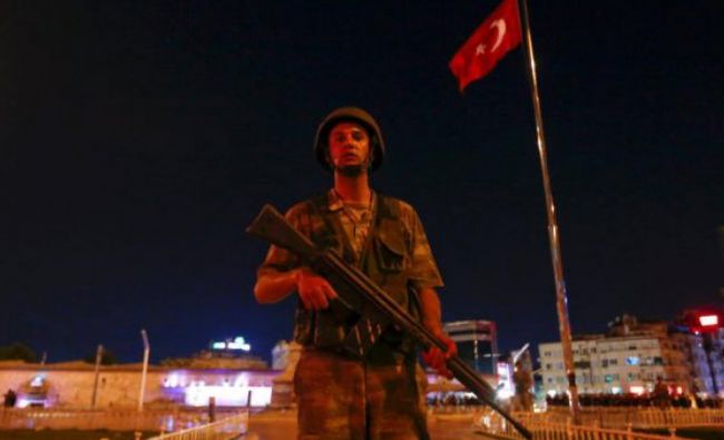 LOVITURĂ DE STAT ÎN TURCIA Armata a preluat iniţial puterea, dar preşedintele Erdogan a revenit. Situația este incertă. 90 de persoane au murit în incidente. Peste 1560 de militari pucişti au fost arestaţi!