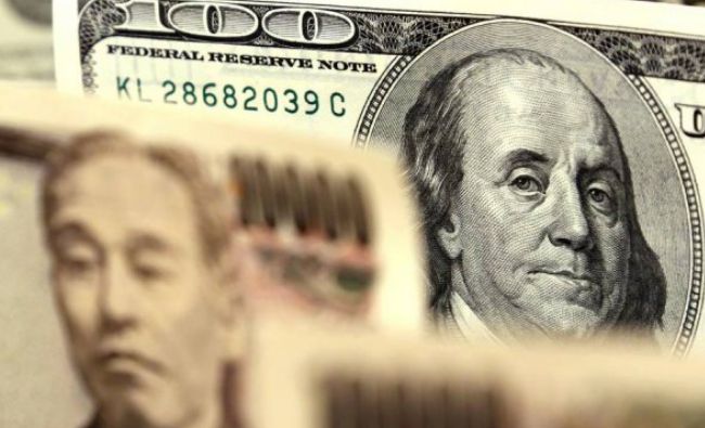 Petrolul rămâne sub presiune. Dolarul se întăreşte în faţa yenului, dar pierde în faţa lirei sterline. Ultimele evoluţii