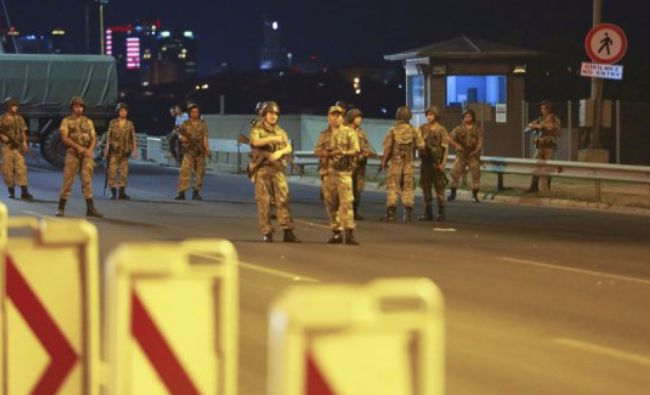 LOVITURĂ DE STAT ÎN TURCIA – Soldaţii trag în mulţime! 17 poliţişti ucişi la Ankara. Avioane militare au doborât un elicopter al puciştilor