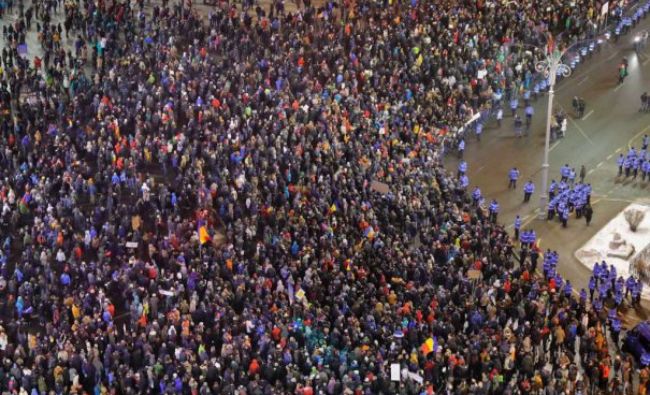 Proteste Bucureşti: Aproximativ 300 de persoane protestează în Piaţa Victoriei faţă de proiectul legii graţierii