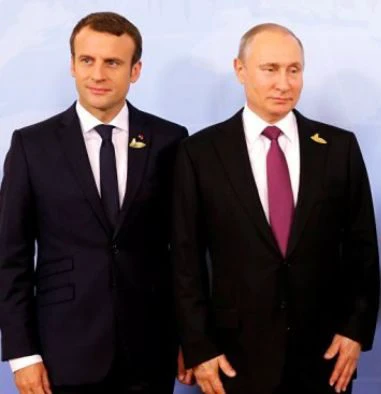 Vladimir Putin îl vrea pe Emmanuel Macron în Rusia. Președintele francez a acceptat invitația