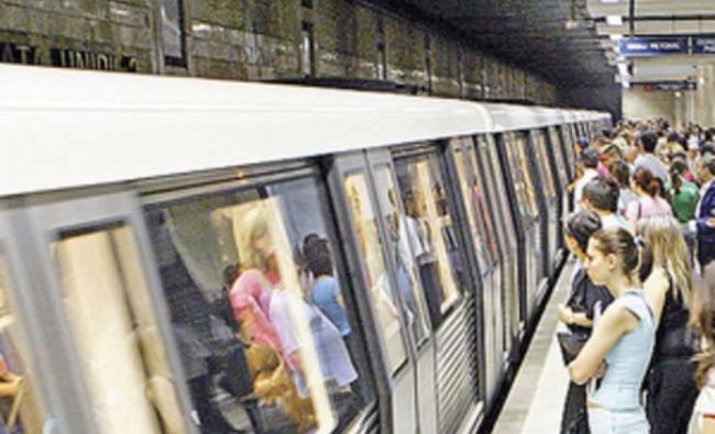 Pericol la metrou! Vagoanele s-au umplut de fum. Călătorii au apăsat butonul de panică