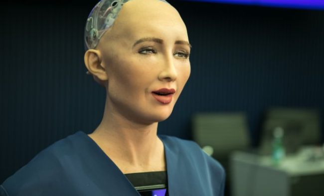 Bancherii au pus ochii pe robotul Sophia: I-au dat deja un card de credit