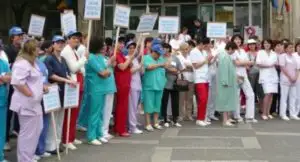 Angajaţii din sănătate intră luni dimineaţa în grevă