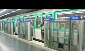 Metrorex se gândește să implementeze ușile culisante pe peron, în stația Piața Victoriei
