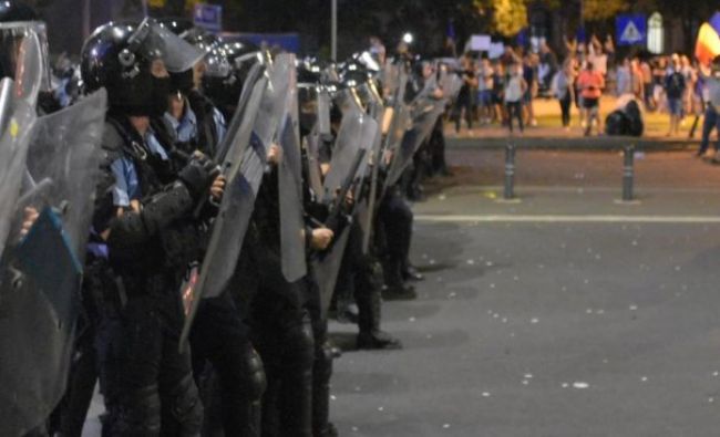 Proteste de amploare în București! A fost nevoie de forța jandarmilor. Sediul Ministerului Justiției, vandalizat