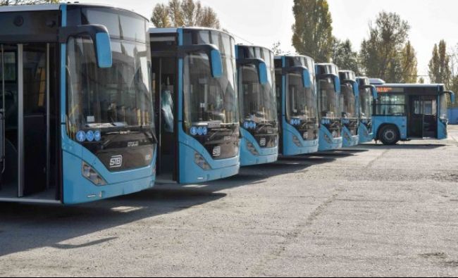 FOTO Au ajuns primele autobuze turceşti în Bucureşti. Când vor fi puse în circulaţie