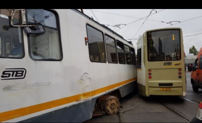 Două tramvaie s-au ciocnit în București în zona 13 Septembrie. Șoferii sunt sfătuiți să evite zona
