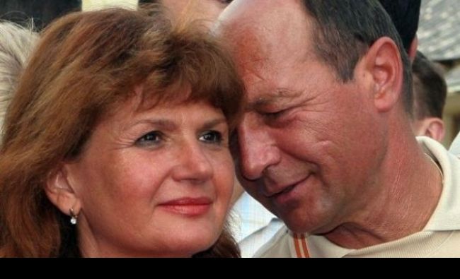 Ce job are soția lui Traian Băsescu și câți bani aduce în casă! Multe femei și-ar dori să fie în locul ei