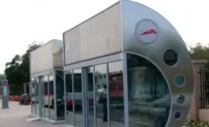 Singura comună din România cu stații de autobuz ca în Dubai și mașină electrică de poliție