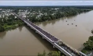 Imagini SPECTACULOASE cu „asaltul” migranților către SUA