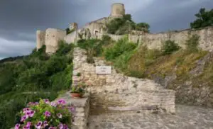 CASTELUL de poveste care se închiriază cu 100 de euro