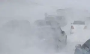 Cod albastru de viscol. Circulaţia pe mai multe căi feroviare, rutiere şi aeriene a fost perturbată