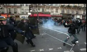 Măsuri extreme la Paris! Macron îndeamnă la calm, poliția se pregătește cu blindate