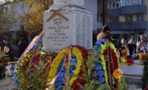 Asta e România! Un monument al eroilor a fost transformat în brad de Crăciun. Cum arată acum!