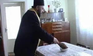 Mesajul fabulos lăsat de locatarii unui bloc pentru preot: Nimeni nu se aștepta la asta