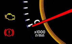 Ce să faci dacă ți se aprinde martorul check engine în bord