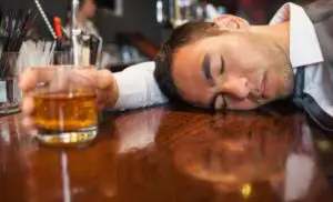 Cum te pui pe picioare după ce ai petrecut toată noaptea. Sfaturi anti-mahmureală. EVITAȚI cafeaua!