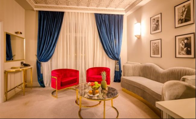 Se redeschide cel mai cunoscut hotel din București. Piscina, unică în România, am văzut-o în zeci de filme