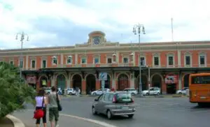 Locuitorii acestui oraș primesc 25 de euro pe lună dacă renunţă la maşină