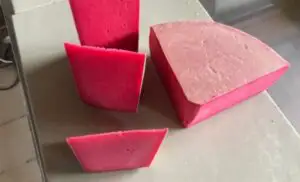 A apărut pe piaţă brânza roz! De unde poate fi cumpărată