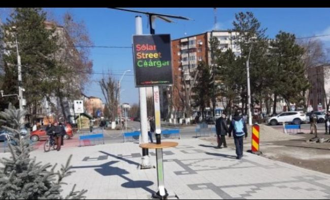 Localitatea din România cu staţii solare unde se pot încarca telefoane mobile pe stradă