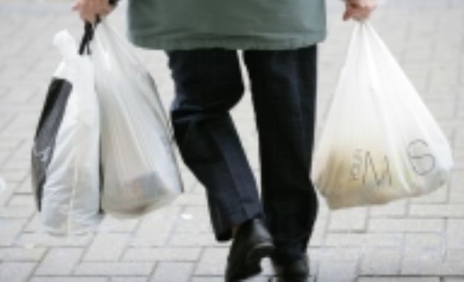 E oficial: Aceasta este prima țară care a interzis vânzarea pungilor din plastic în magazine