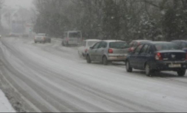 Scene incredibile într-un mare oraș din România. Ce au făcut drumarii în plin cod galben de ninsori. Video!