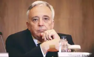 Senat: Guvernatorul BNR Mugur Isărescu, invitat marţi la Comisia economică