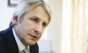 Teodorovici a ajuns la mâna băncilor. Mișcarea neașteptată pe care a făcut-o în plin scandal prinvind taxa pe lăcomie