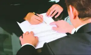 Românii pot fi păcăliţi foarte uşor! Avocaţi falşi şi firme oferă consultanţă juridică ilegală. Avertismentul UNBR