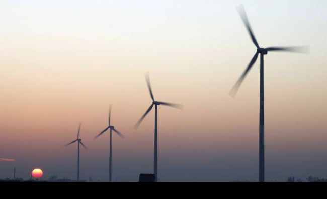 Preţul electricităţii a crescut cu 38% faţă de vinerea trecută;turbinele eoliene nu mai produc, ci consumă energie