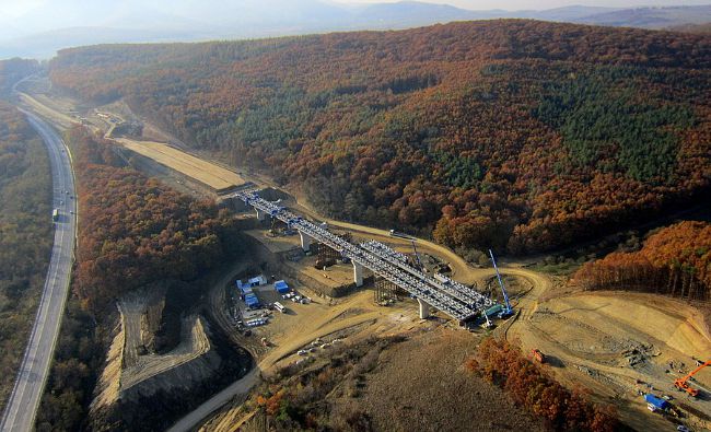 Muncitorii trebuie să lucreze cel puțin 14 ore/zi pentru refacerea autostrăzii demolate Orăștie-Sibiu