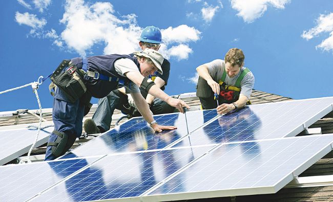 Veste bună pentru cei care au sau vor să îşi monteze panouri fotovoltaice. Ce sunt obligaţi să facă furnizorii de energie