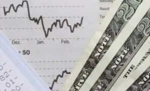 Evoluţii financiar-bancare şi bursiere