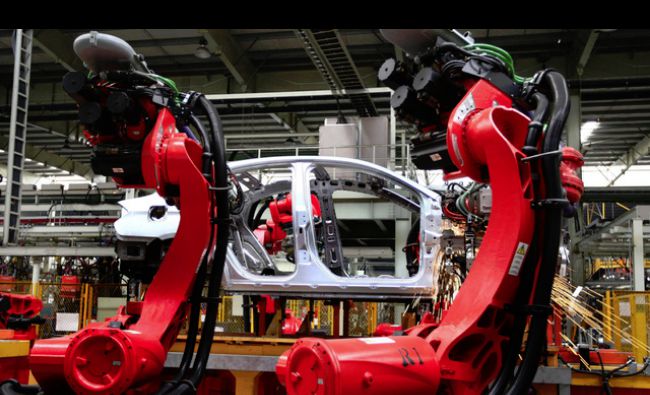 Muncitorii de la fabrica Mercedes-Benz din Ungaria cer majorarea salariilor