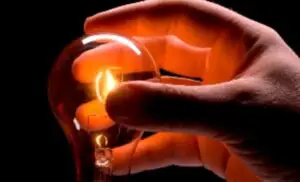 10.000 de romani au daruit 100.000 kWh