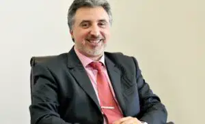 Orange ar putea cumpăra Akta