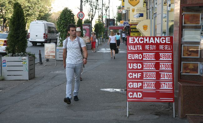 Euro la casele de schimb ale băncilor a ajuns la 4,6210 lei