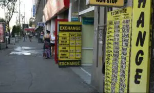 Veşti proaste pentru CURSUL VALUTAR şi vremuri grele pentru cei care au rate la bănci